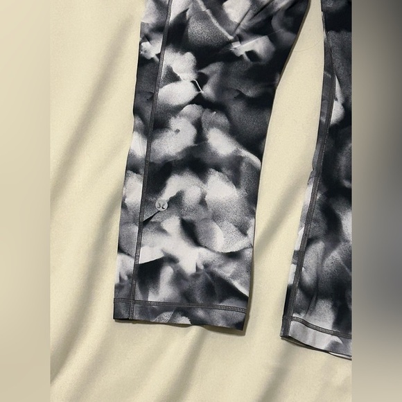 Lululemon Speed Up Crop 21" in Blush Blossom Alpine White Black - Size 6 - Picture 5 of 9